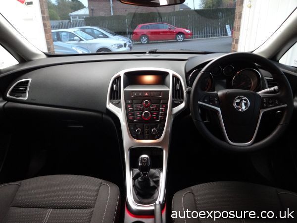 2013 Vauxhall Astra 1.6i 16V SRi image 4
