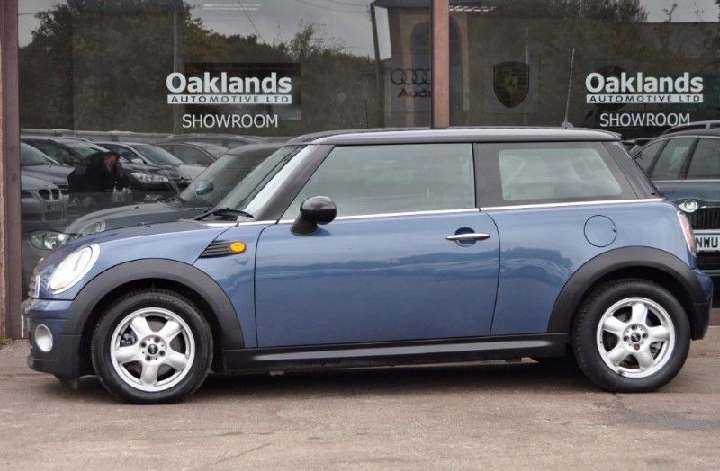 2010 MINI Hatch COOPER D image 2