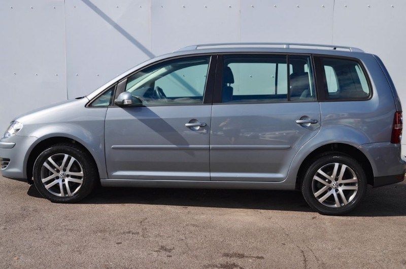2009 VW Touran SE TDI image 2
