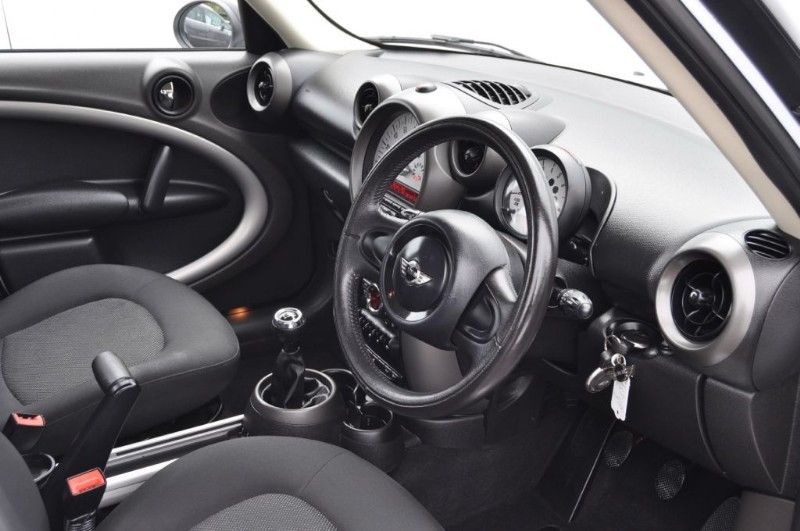 2011 MINI Countryman ONE image 5
