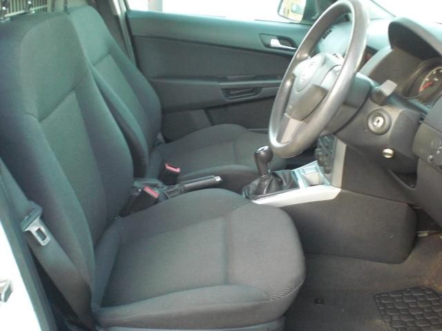 2011 VAUXHALL ASTRA Club 1.7 CDTi image 5