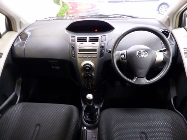 2010 TOYOTA YARIS 1.3 image 4