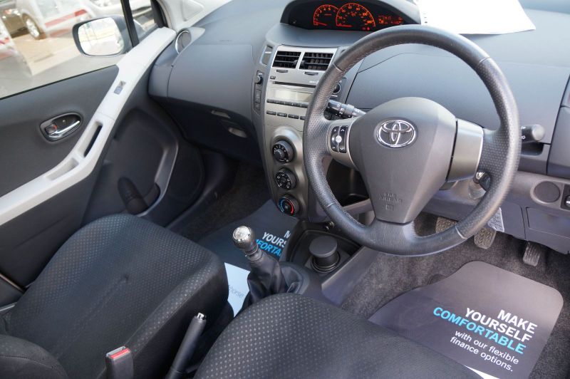 2010 Toyota Yaris 1.4 image 4