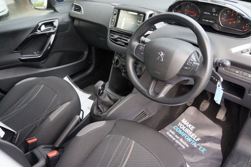 2012 Peugeot 208 1.2 VTi image 4