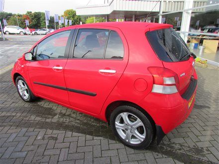 2010 Toyota Yaris 1.3 VVT-i TR image 3