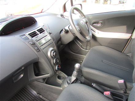 2010 Toyota Yaris 1.3 VVT-i TR image 4