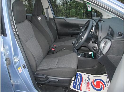 2013 Toyota Yaris 1.33 VVT-i TR 5dr image 3