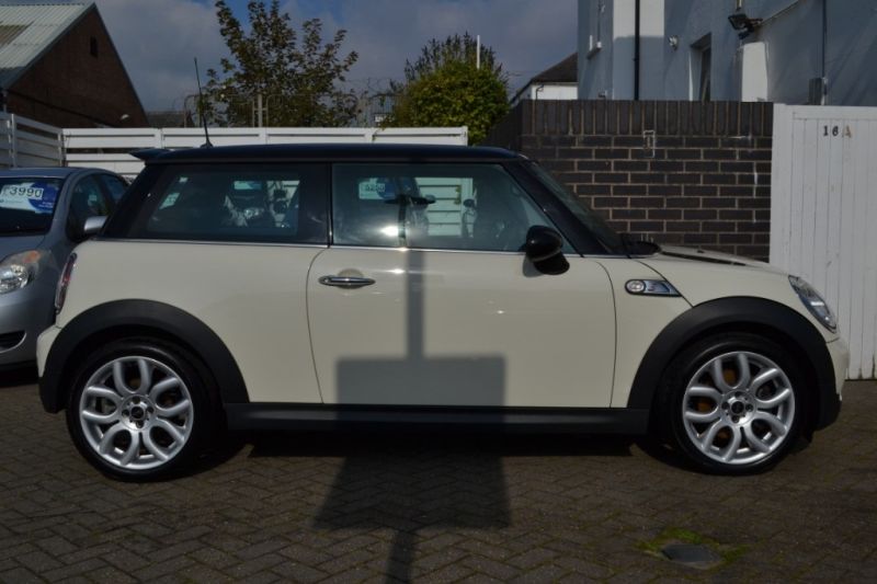 2009 Mini Hatch Cooper S 3dr image 2