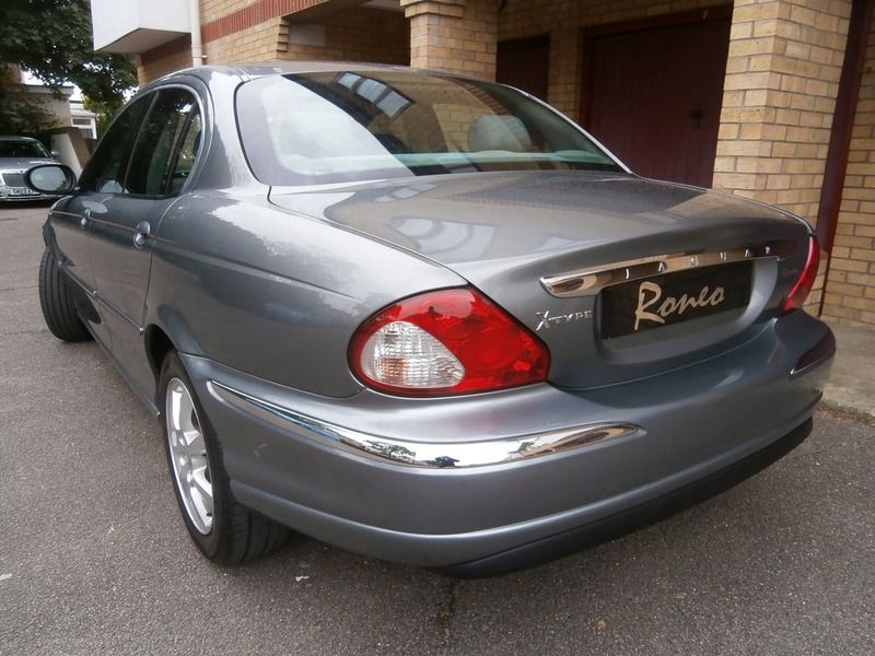 2004 Jaguar X-Type V6 SE image 2