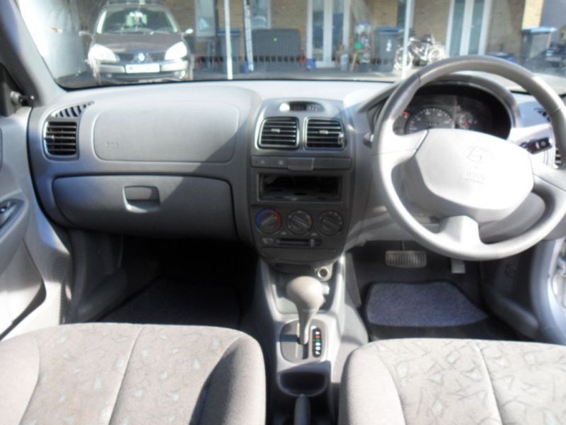 2002 Hyundai Accent 1.5CDX Automatic image 4