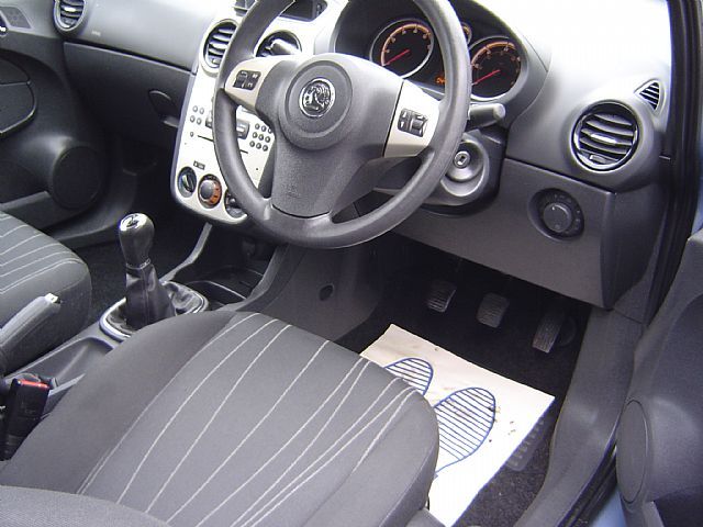 2006 VAUXHALL CORSA 1.2 i 16v Club 3dr image 4
