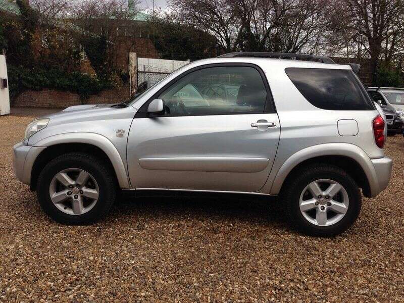 2005 Toyota RAV4 Xt-r image 2