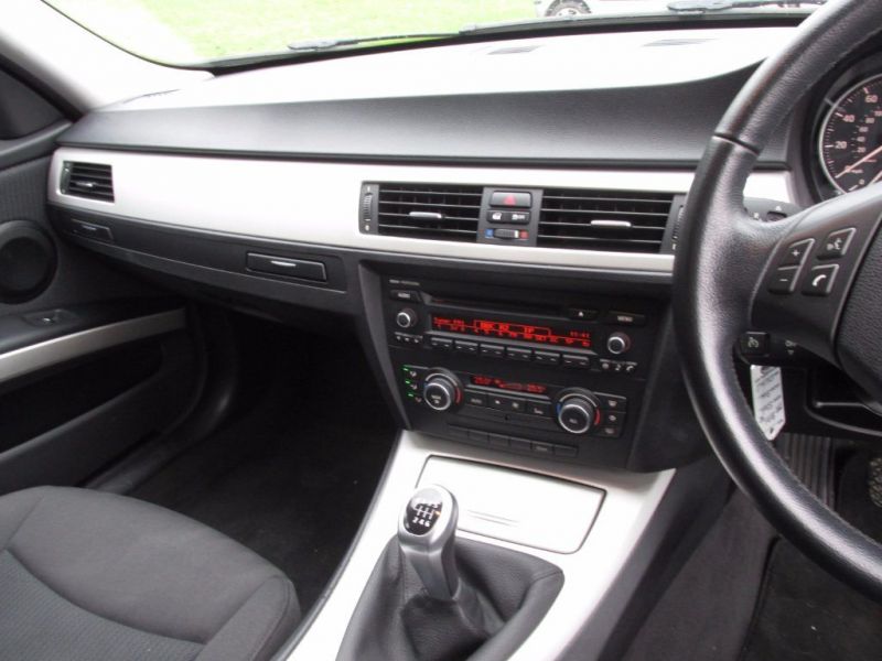 2011 BMW 2.0 320d SE Touring 5dr image 4