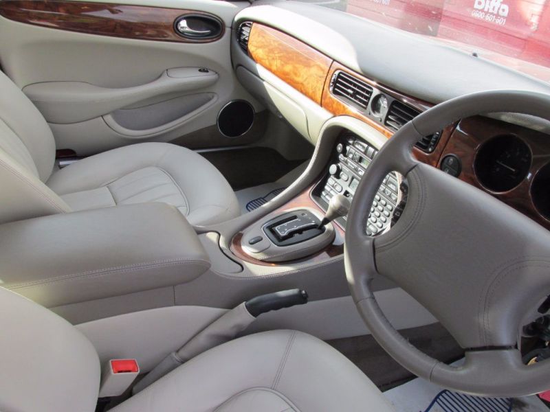 1999 Jaguar XJ 3.2 XJ8 4dr image 4