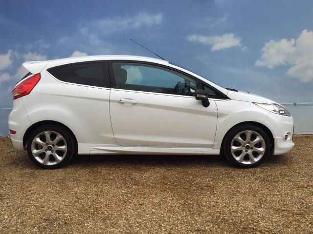 2010 FORD FIESTA 1.6 TITANIUM image 3
