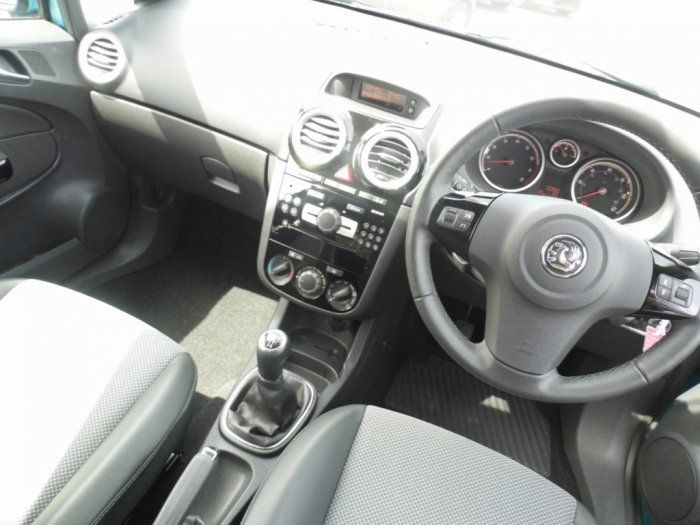 2010 Vauxhall Corsa 1.4 i 16v SE image 3