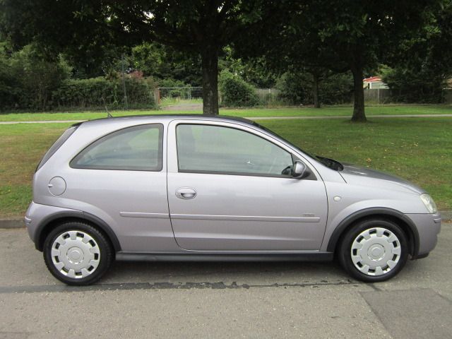 2005 Vauxhall Corsa Design image 2