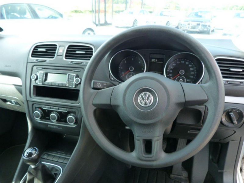 2010 Volkswagen Golf S TDI image 5