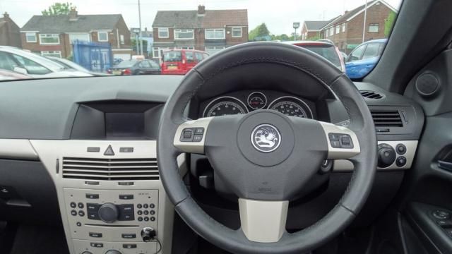 2008 VAUXHALL ASTRA 1.8 TWIN TOP SPORT image 4