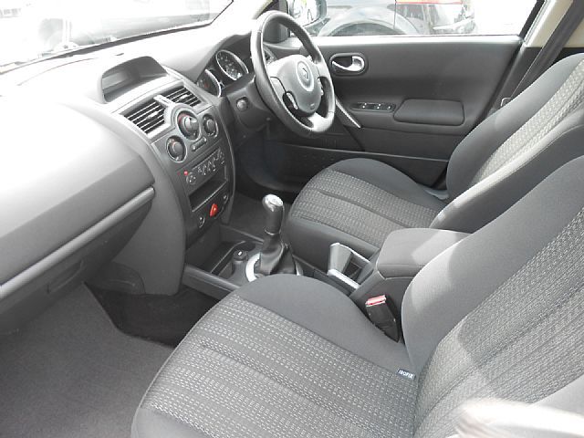 2008 RENAULT MEGANE 1.6 VVT-I DYNAMIQUE image 4