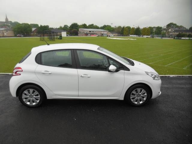 2014 PEUGEOT 208 1.2 VTi image 2