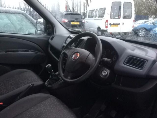 2011 FIAT DOBLO 1.6 16V SX MULTIJET image 4