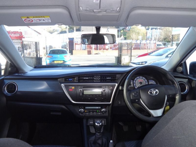 2013 Toyota Auris ACTIVE DUAL VVT-I image 4