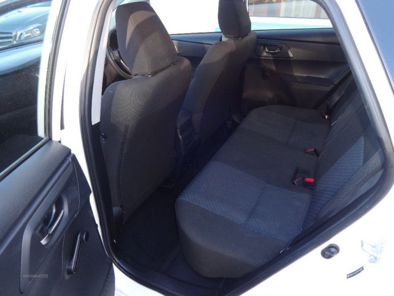 2013 Toyota Auris ACTIVE DUAL VVT-I image 4