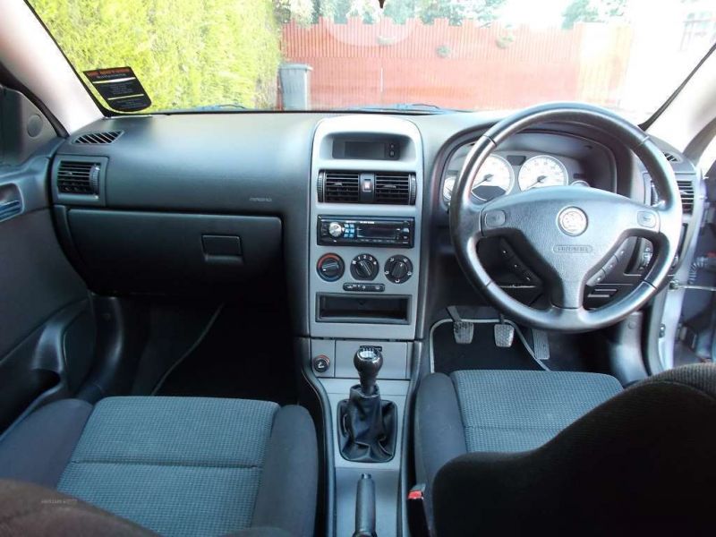 2004 Vauxhall Astra 16V BERTONE image 4