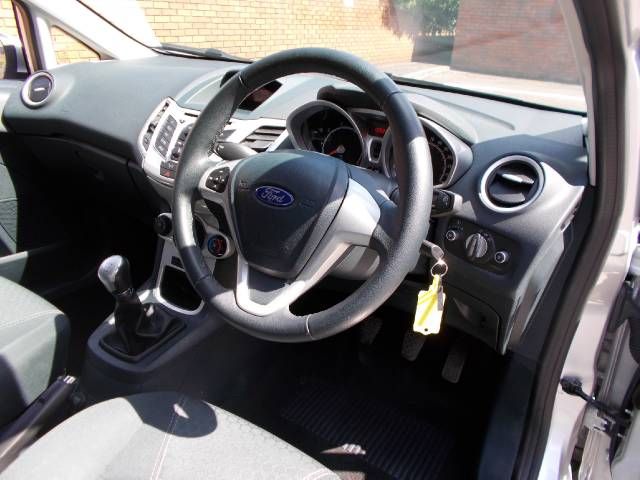 2012 Ford Fiesta 1.25 82PS Zetec 5/Dr image 5