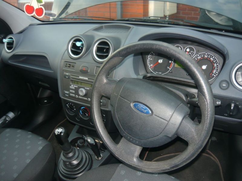 2007 Ford Fiesta image 2