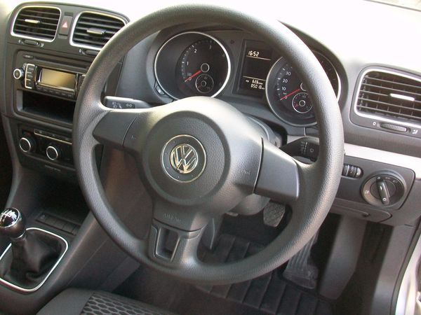 2011 Volkswagen Golf 1.6 TDI image 4