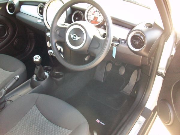 2010 MINI Hatchback 1.6 Cooper D image 4