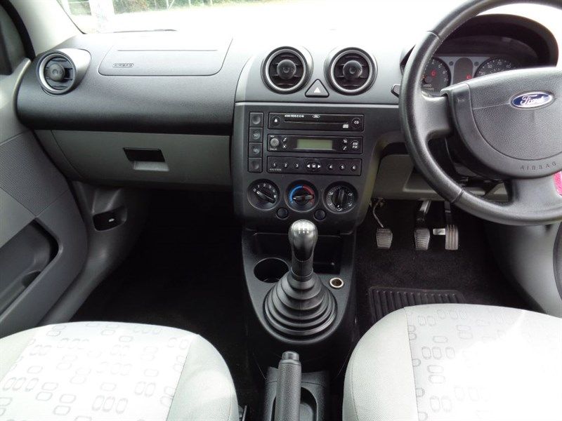 2003 Ford Fiesta LX 16V image 4