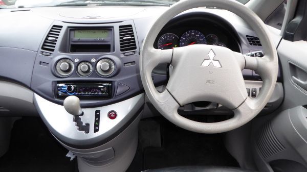 2006 Mitsubishi Grandis 2.4 image 4