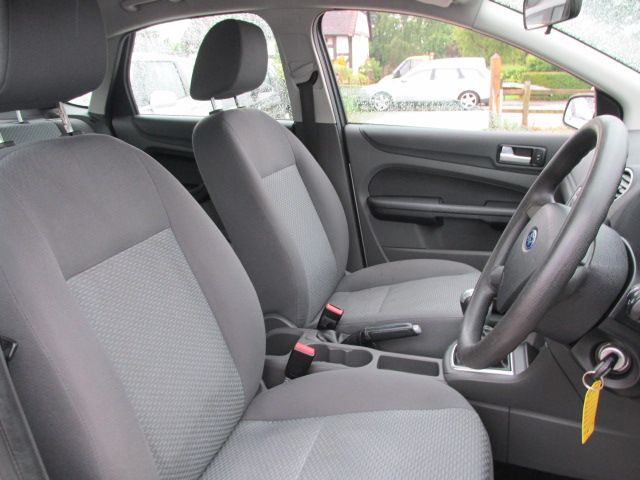 2005 FORD FOCUS 1.6 LX 5DR image 4