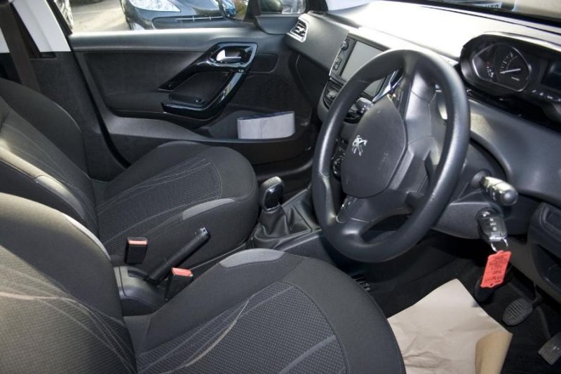 2012 Peugeot 208 1.2 VTi image 4