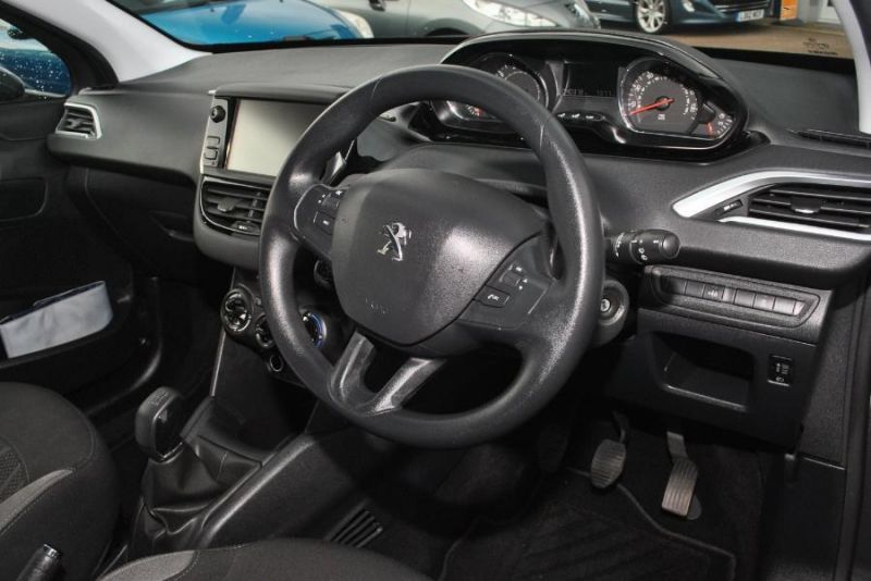 2012 Peugeot 208 1.2 VTi image 4