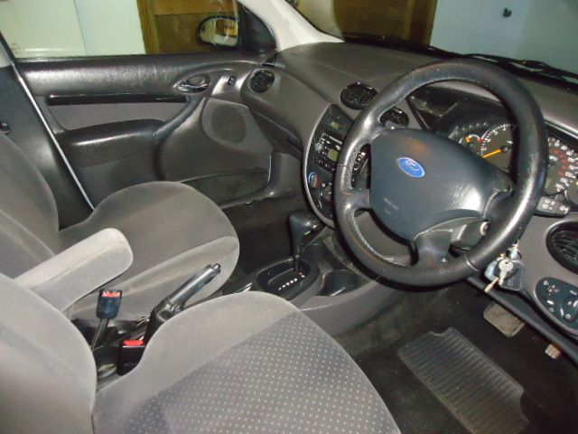 2004 Ford Focus Ghia image 4