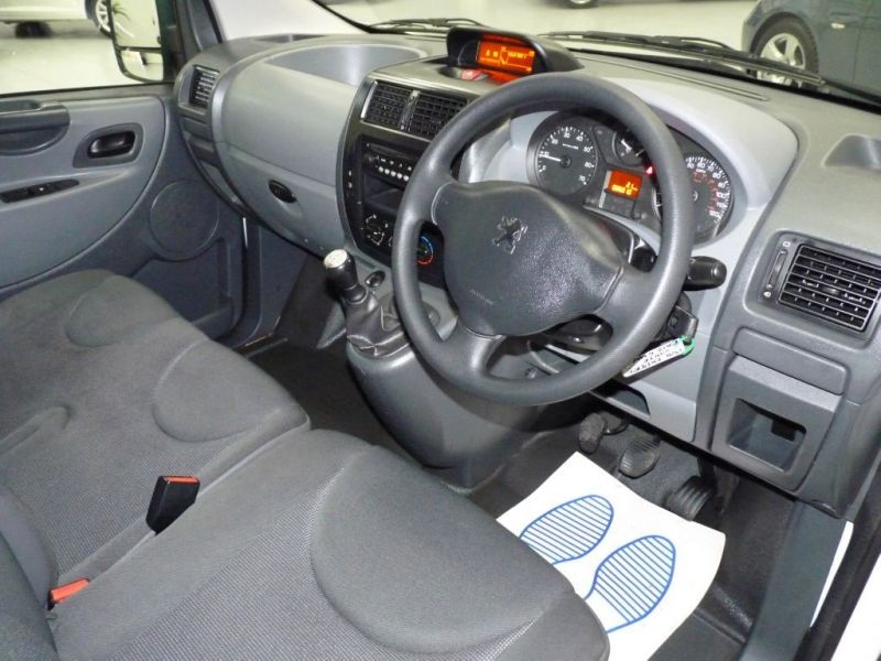 2012 Peugeot Expert HDI SWB image 3