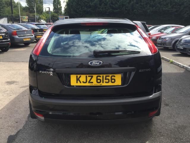 2006 FORD FOCUS 1.6 ZETEC CLIMATE 5d image 2