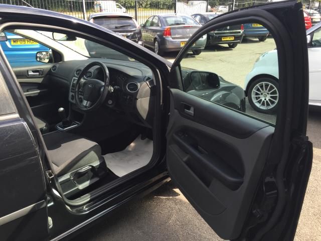 2006 FORD FOCUS 1.6 ZETEC CLIMATE 5d image 4