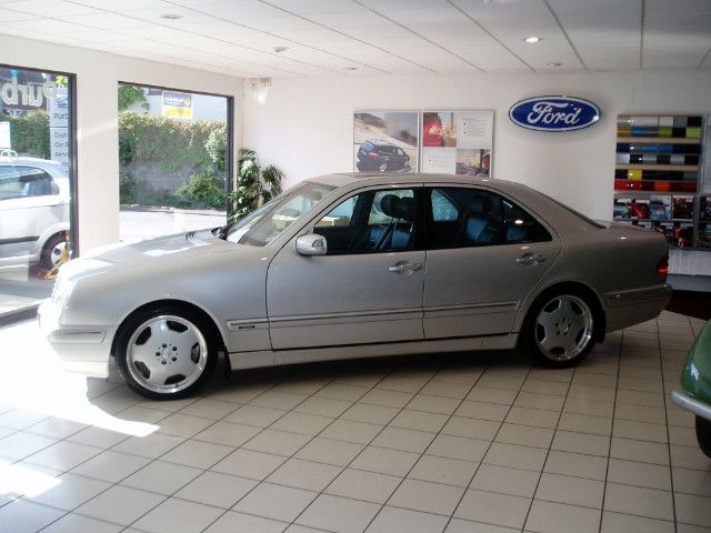 2001 Mercedes-Benz E320 v6 avantgarde 4dr image 1