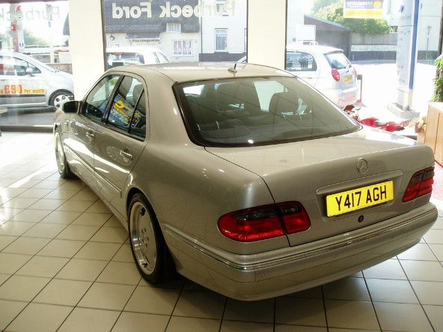 2001 Mercedes-Benz E320 v6 avantgarde 4dr image 3