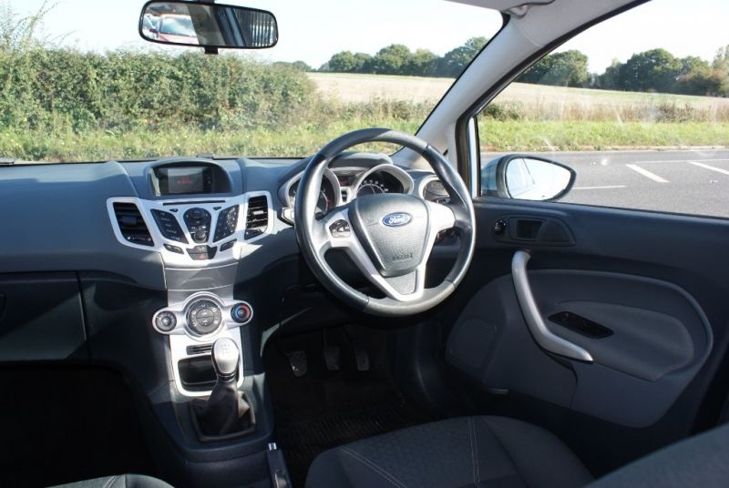 2010 Ford Fiesta Zetec 16v 5dr image 4