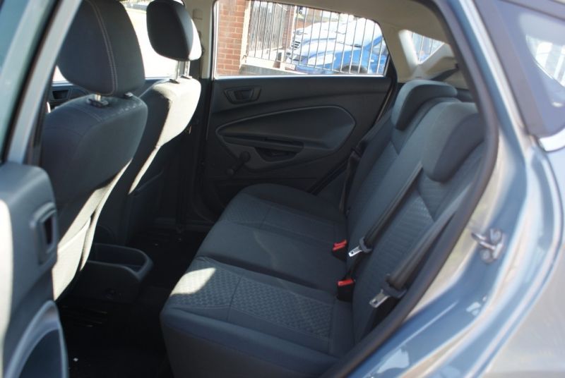 2010 Ford Fiesta Zetec 16v 5dr image 5
