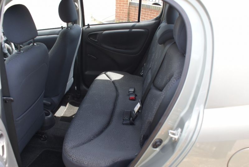 2004 Toyota Yaris T3 VVT-I 5dr image 5
