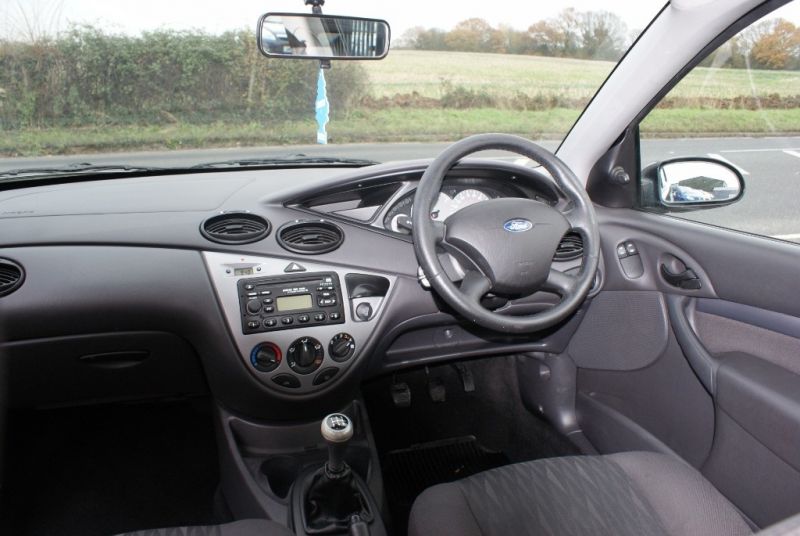 2004 Ford Focus Zetec 5dr image 4