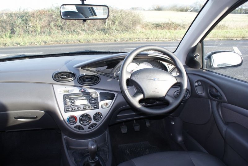 2002 Ford Focus Zetec Silver 3dr image 4