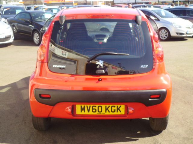 2010 PEUGEOT 107 1.0 URBAN 5d image 2